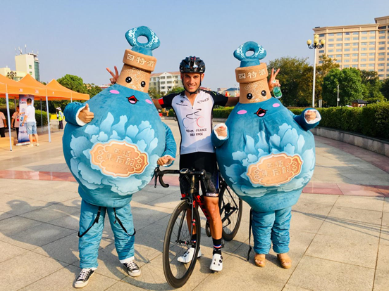 yobo体育
酒倾情赞助第十届环鄱阳湖国际自行车大赛